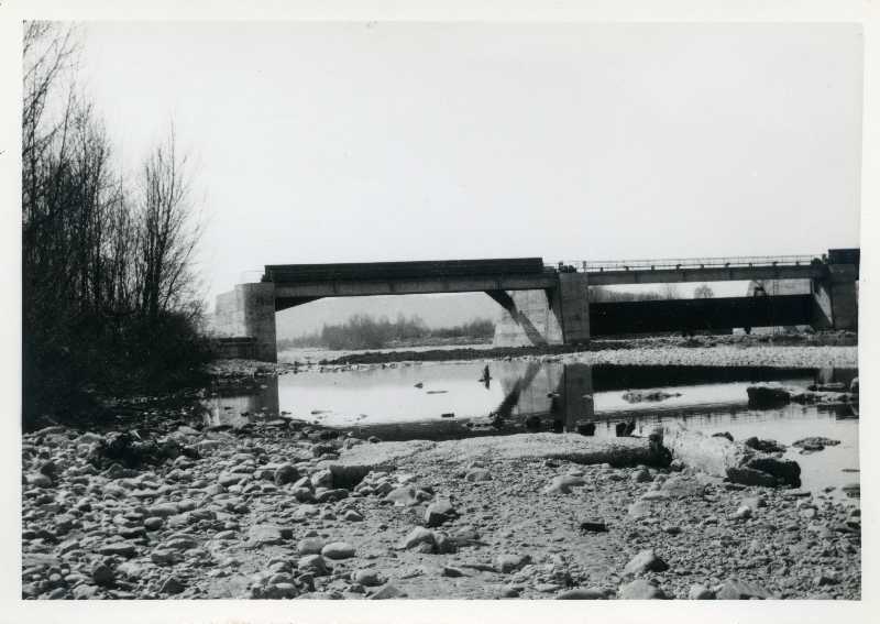 Fiume Isonzo, Gorizia. Cantiere di bonifica. Opere di sbarramento in costruzione. Traversa icompleta ripresa lato a monte, scorcio